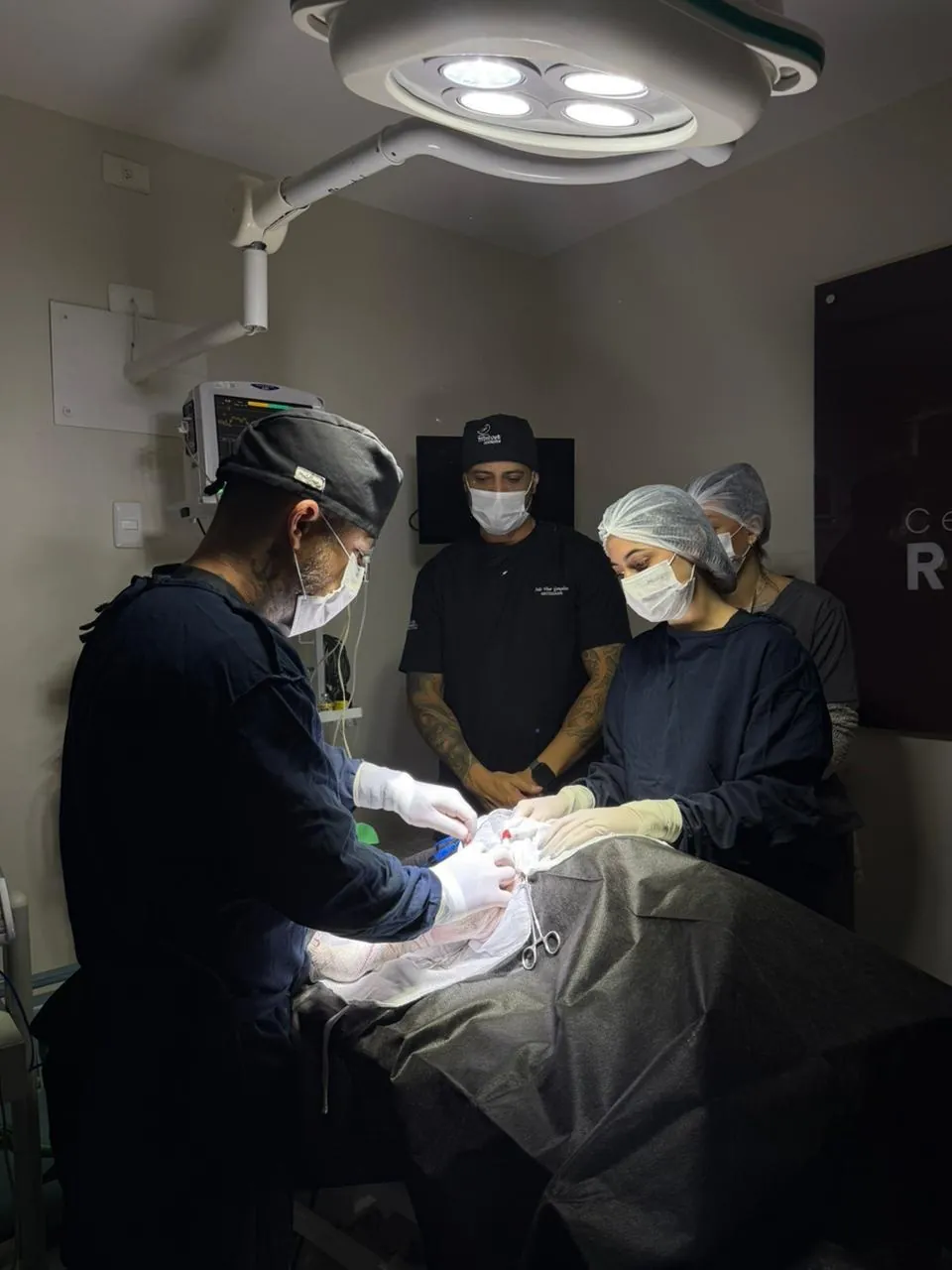 Cirurgião, anestesista e auxiliares do Real Parque durante uma cirurgia no centro cirúrgico