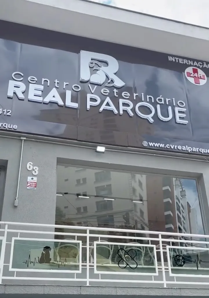 Fachada do Centro Veterinário Real Parque na Avenida Duquesa de Goiás, 63