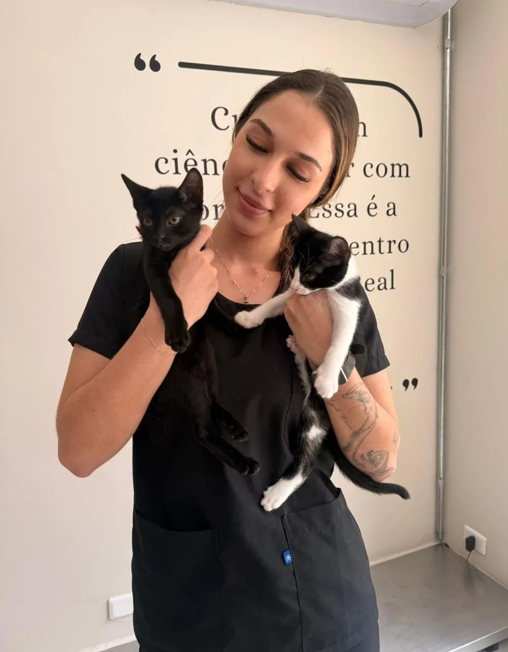 Veterinária do Real Parque com dois gatinhos no colo